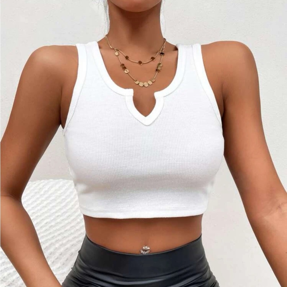 Women’s Notched Scoop Neckline Solid White Crop Tank Top size large Brand New!